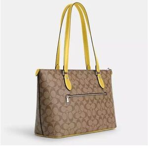 NWT!! COACH Gallery Tote. SIGNATURE Coach pattern